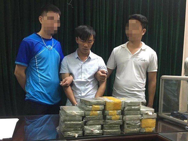 Gi&agrave;ng A L&agrave;nh c&ugrave;ng số heroin bị thu giữ