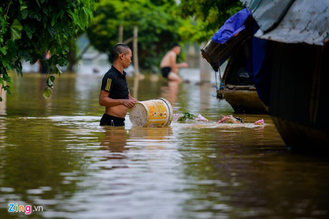 Nhiều hộ dân ở các huyện Chương Mỹ, Quốc Oai, cùng chung thắc mắc: Bao giờ hết ngập? Ảnh: Quỳnh Trang.