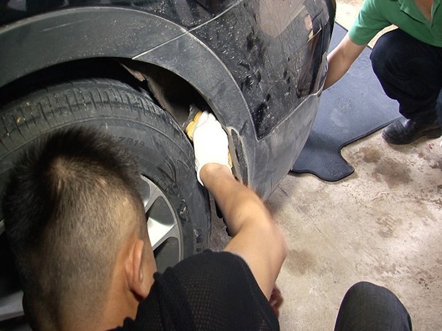 Ma tu&yacute; được giấu dưới gầm xe