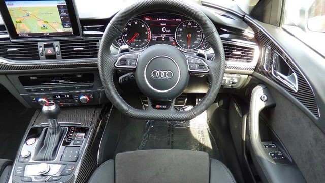 Ngoài chiếc Audi RS6 Avant 2017, Hoàng tử Harry còn sở hữu một chiếc RS5 và S3. Thái tử Charles sở hữu chiếc A8, Hoàng tử William sở hữu chiếc Audi A5 Sportback, và Catherine - nữ Công tước xứ Cambridge sở hữu chiếc A3.