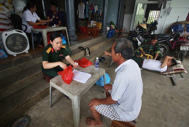 Sau hơn nửa tháng ngập lụt, huyện Chương Mỹ (Hà Nội) còn lại 3 xã Tân Tiến, xã Nam Phương Tiến, Hoàng Văn Thụ nước vẫn chưa rút. Những ngày qua nhiều bệnh viện dã chiến mini đã được lập để khám và cấp thuốc miễn phí cho người dân.