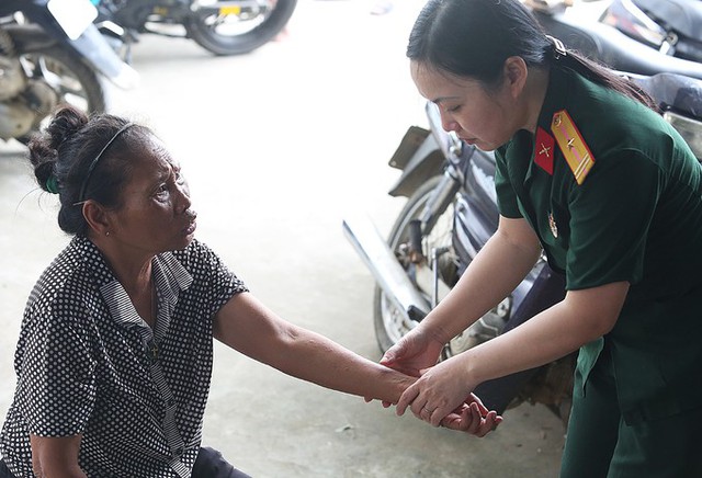 Ba ngày nay bàn tay, cánh tay và khắp người ngứa nổi mẩn như bị dị ứng. Tay mọc nhiều nốt sẩn đỏ to, gãi mãi không hết ngứa. Trong làng nhà nào cũng ngập quá nửa nhà nên không có nước sạch tắm giặt, bà Nguyễn Thị Định (thôn Nhân Lý, Nam Phương Tiến) nói với cán bộ y tế.