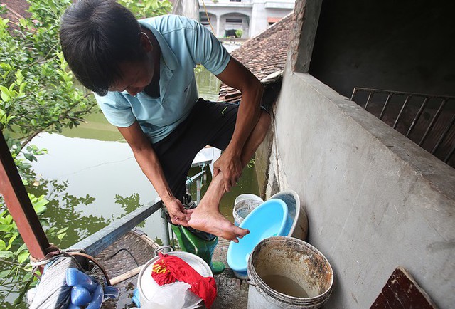 Nhà bị ngập quá nóc, đồ đạc phải di chuyển lên cao hoặc đi gửi nhờ. Ngày nào cũng bì bõm, đằm mình dưới nước từ sáng để đi lấy nước ăn, lấy cám cho lợn,...chỉ sau 4 ngày nước đã ăn kín các kẽ chân, anh Nguyễn Văn Thi (đội 3 thông Nhân Lý) nói . Hiện hai ngày liên tiếp anh không thể di chuyển vì đau. Vật dụng duy nhất để di chuyển thời điểm này là xỏ ủng và bơi thuyền, anh Thi nói.