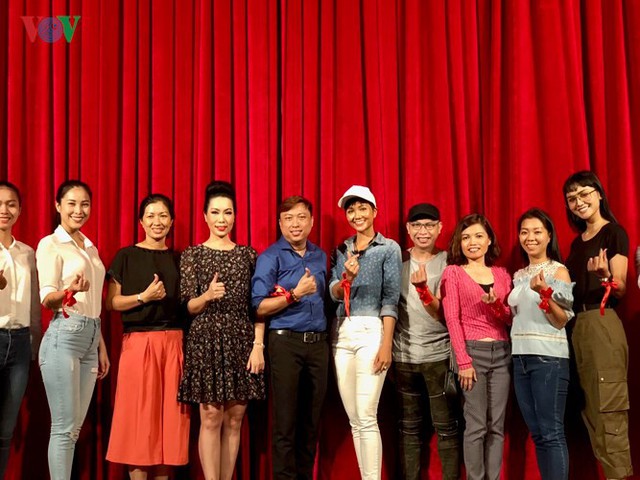 Sáng nay (5/8), tại TPHCM, Hoa hậu HHen Niê cùng với nhiều nghệ sĩ có mặt tại Sân khấu kịch Trịnh Kim Chi tham dự chương trình Tiếp bước đến trường - Ươm mầm vươn cao, tặng quà cho 200 trẻ em bị ảnh hưởng bởi HIV/AIDS sinh sống trên địa bàn TPHCM, trước ngày khai giảng sắp tới.