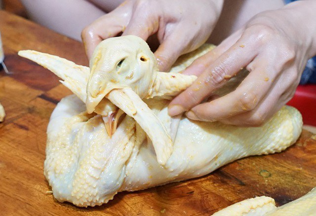 
Bước 2: Tạo dáng cho gà theo hình dạng mà bạn mong muốn.
