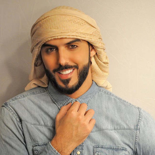 Năm 2013, Omar Borkan Al Gala từng gây chú ý với truyền thông thế giới khi bị trục xuất khỏi Saudi Arabia vì... quá đẹp trai. Omar sau đó trở nên rất nổi tiếng với biệt danh trai đẹp bị trục xuất.