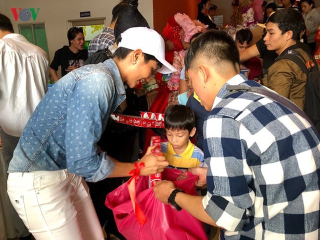 200 phần quà bao gồm sách vở, cặp sách và bánh kẹo do HHen Niê cùng các nghệ sĩ trao cho các em nhỏ.
