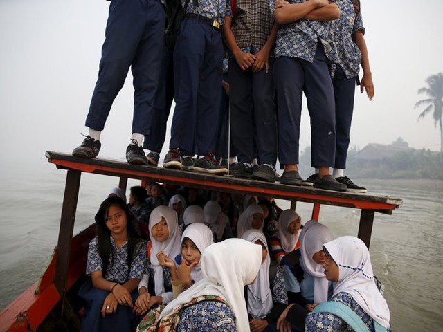 Ở một số vùng thuộc Indonesia, những chiếc thuyền gỗ chở học sinh trên sông Musi đôi khi được lấp đầy đến mức nhiều em phải đứng trên nóc.