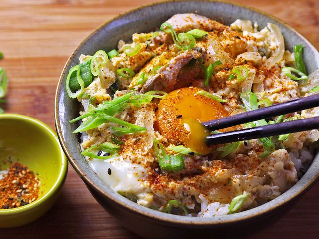 Oyakodon: Món cơm cổ điển này đơn giản, tiện lợi nhưng đủ làm bạn no bụng. Oyakodon được nấu cùng các nguyên liệu phổ biến, quen thuộc là thịt gà, trứng, hành tây và một ít nước sốt. Song, như nhiều món Nhật khác, chính chất lượng của các nguyên liệu mới làm nên giá trị món ăn. Oyakodon còn có ý nghĩa thiêng liêng, gợi nhắc tình cảm gia đình. Ảnh: Serious Eats.