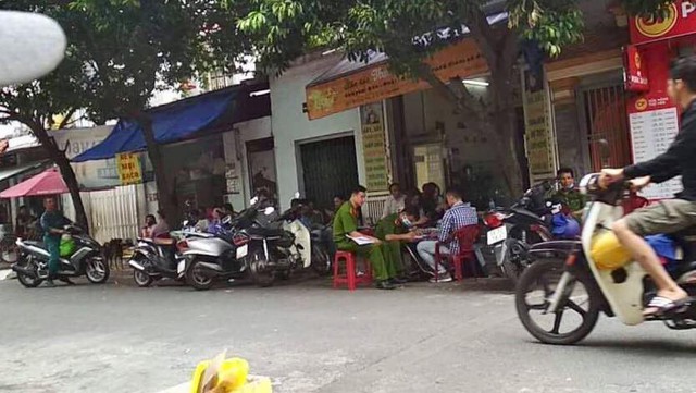 Lực lượng chức năng vẫn đang phong toả hiện trường để l&agrave;m r&otilde; c&aacute;i chết của người đ&agrave;n &ocirc;ng n&agrave;y.