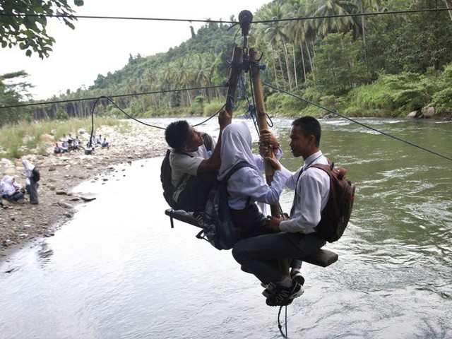 Một chuyến cáp treo trên sông ở thị trấn Kolaka Utara, Indonesia có thể chở tối đa bốn người.