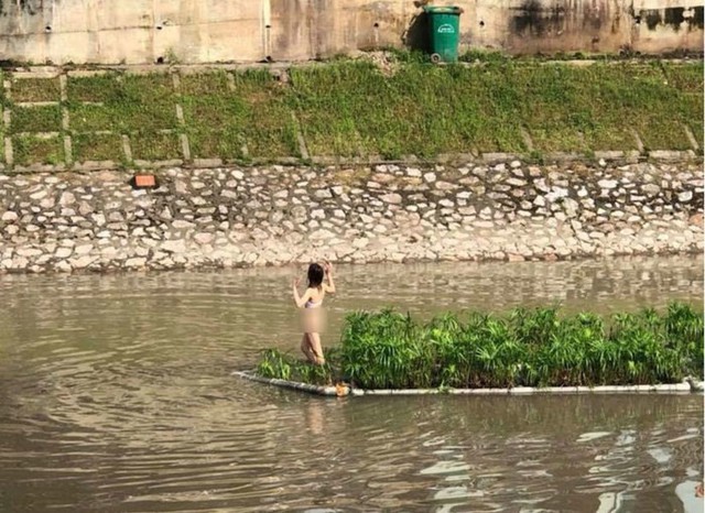 C&ocirc; g&aacute;i c&oacute; những h&agrave;nh động phấn kh&iacute;ch khi thấy nhiều người đang ch&uacute; &yacute; tới m&igrave;nh.