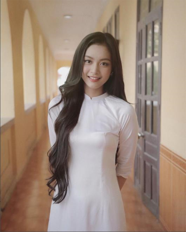 Hình ảnh Tố Anh mặc áo dài trắng tinh khôi từng được một fanpage chia sẻ, thu hút hàng ngàn lượt chia sẻ, yêu thích của cư dân mạng.