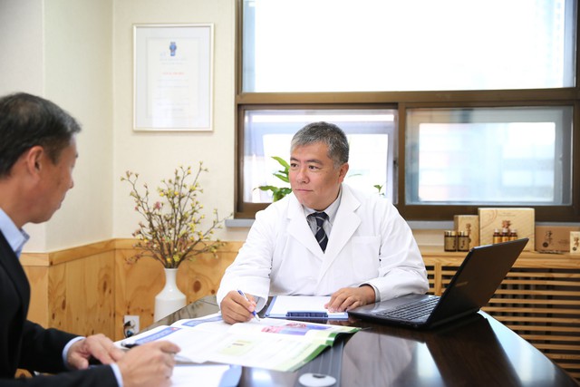
Tiến sĩ, bác sĩ Daisuke Tachikawa đồng hành cùng bệnh nhân trong quá trình điều trị bệnh
