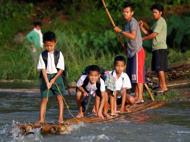 Những chiếc bè tự chế bằng tre giúp học sinh trường tiểu học Casili (Rodriguez, tỉnh Rizal, Philippines) đi tìm con chữ.