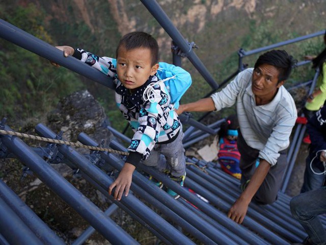 Phải mất một tiếng leo thang, trẻ em trong ngôi làng vách đá ở Lương Sơn, tỉnh Tứ Xuyên mới đến được trường. Chiếc cầu thang thép này bắc qua vách núi cao 800m, được xây dựng năm 2016. Trước đây, các em phải bám vào những đoạn thang làm bằng cây liễu gai, mỗi hành trình kéo dài hai tiếng.
