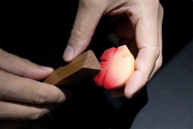 Wagashi là món ngọt được làm thủ công một cách tinh tế. Món ngọt này sử dụng các nguyên liệu thực vật theo mùa là chủ yếu, có thể mang hương vị khác nhau giữa các vùng. Người ta thường dùng các loại wagashi trong các buổi tiệc trà. Ảnh: So Good Magazine.