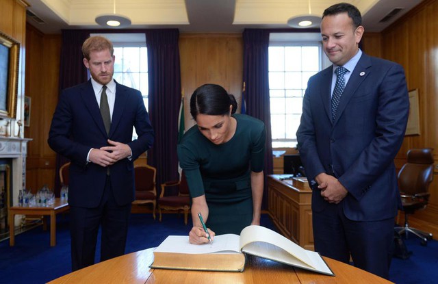 Meghan khi viết dùng tay phải.