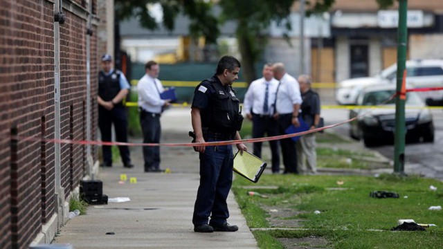 Cảnh sát tại hiện trường một vụ nổ súng ở Chicago