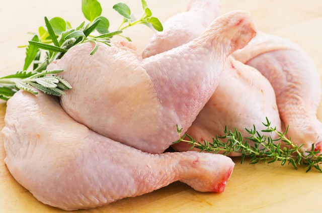 
Ngộ độc thực phẩm có thể xuất phát từ cácloại thực phẩm khác nhau ngoài thịt gia cầm sống.
