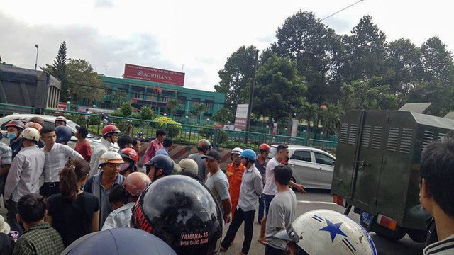 Rất đ&ocirc;ng người d&acirc;n tập trung theo d&otilde;i vụ việc