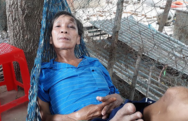 Ông Sự (cha nạn nhân) đập đầu vào tường khi nghe tin con gái bị giết, giấu xác dưới chậu kiểng. Ảnh:Tuấn Kiệt.