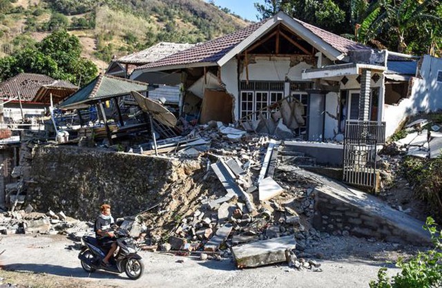 Một ngôi nhà bị đổ sập sau trận động đất ở đảo Lombok hôm 5/8. Ảnh: Antara Photo. 