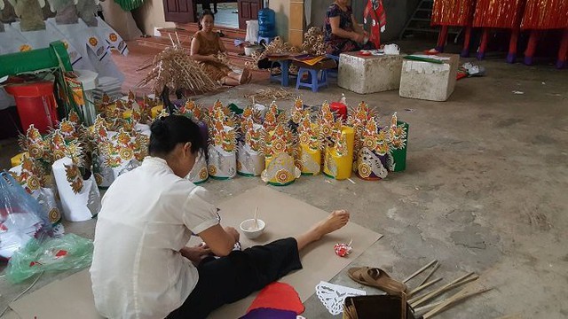 Làng vàng mã những ngày này tất bật hơn bao giờ hết. Toàn bộ đồ mã được làm thủ công bằng tay.