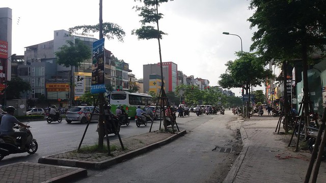 Nhiều người tham gia giao th&ocirc;ng chứng kiến sự việc