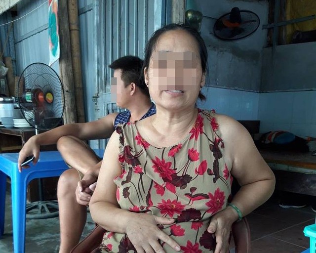 
Bà Nguyễn Thị Thơm (vợ nạn nhân) chia sẻ với PV.
