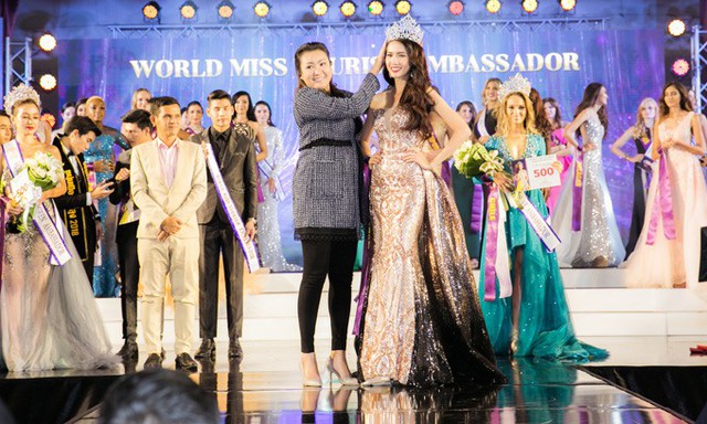 Phan Thị Mơ đăng quang Hoa hậu Đại sứ Du lịch Thế giới 2018 tại Thái Lan, tối 8/8.