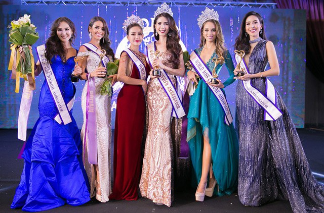 Phan Thị Mơ chụp ảnh cùng top 6 trong đêm chung kết World Miss Tourism Ambassador 2018.
