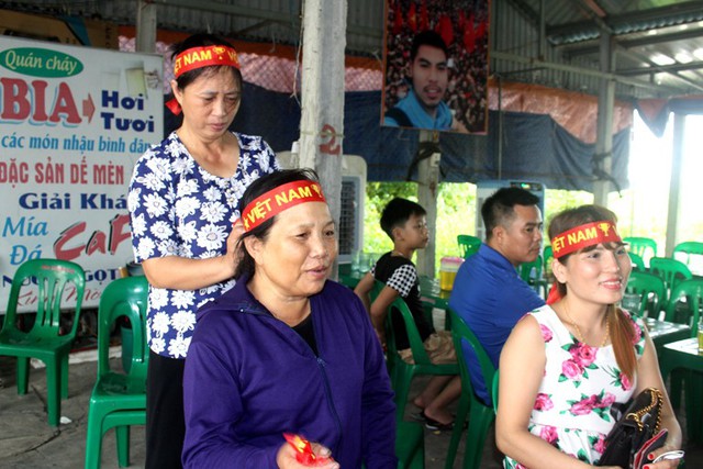 
Nhiều người thân, họ hàng có mặt từ sớm để cổ vũ cho Đức Huy cùng đội Olympic Việt Nam. Ảnh: Đ.Tùy
