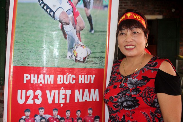 
Bà nội và mẹ Đức Huy tin tưởng và đội bóng của HLV người Hàn Quốc chiến thắng trong trận này. Ảnh: Đ.Tùy
