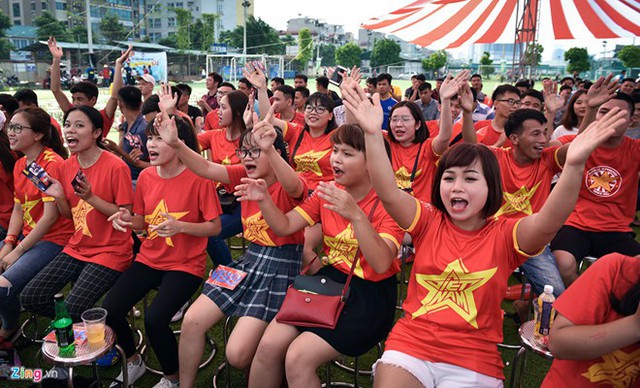 Người hâm mộ tập trung theo dõi, cổ vũ Olympic Việt Nam tại ASIAD 2018. Ảnh: Việt Linh.