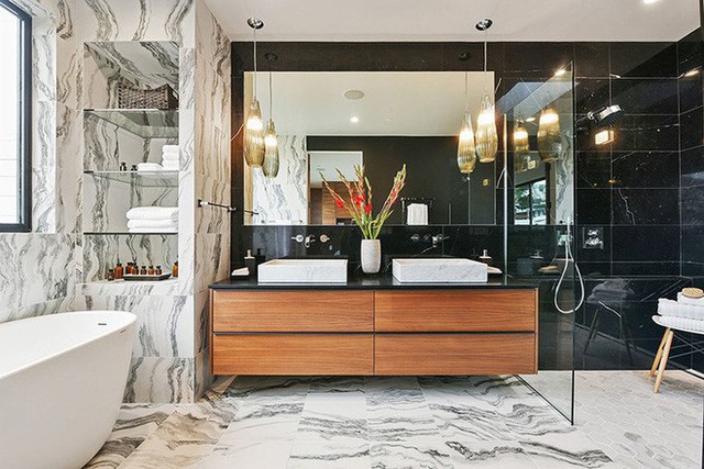 Đá cẩm thạch rất hay được dùng cho thiết kế nhà tắm nhờ những đặc tính vượt trội của chất liệu này.
