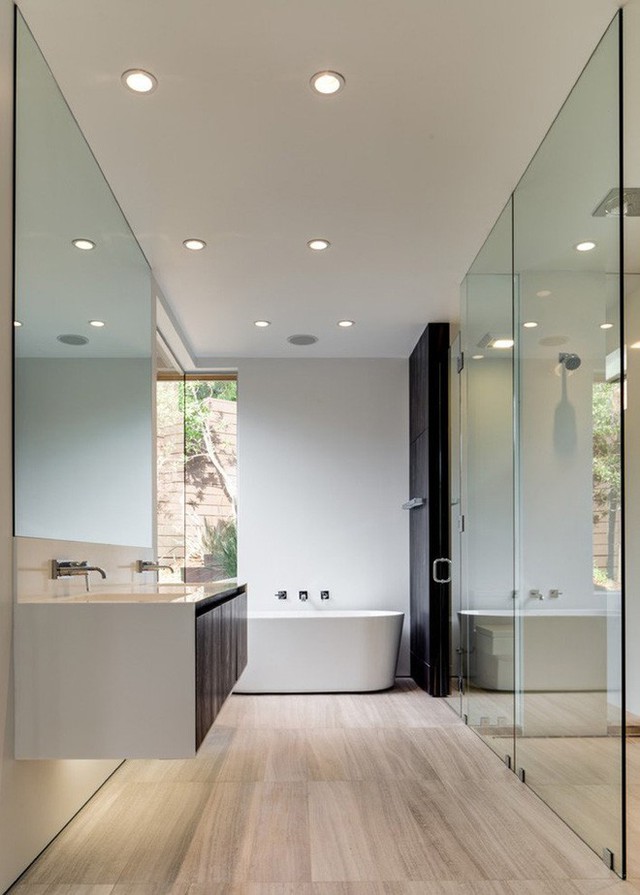 Một căn phòng tắm hiện đại với trang bị đầy đủ, bố cục hợp lý như thế này chắc chắn sẽ làm hài lòng được mọi gia đình.