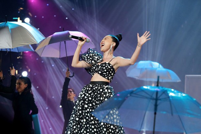 Tóc Tiên cũng chọn trang phục gợi cảm trên sân khấu.