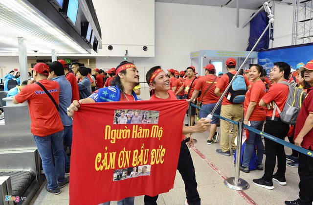Anh Lê Đình Hiệp và Phùng Quang Sinh hồ hởi với băng rôn, khẩu hiệu cổ vũ đội tuyển Olympic Việt Nam.