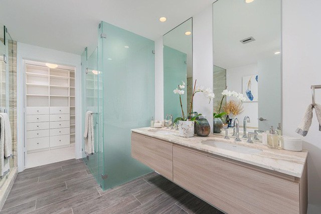 Việc sử dụng gam màu sáng làm chủ đạo giúp mang đến cảm giác không gian nhà tắm rộng rãi hơn thực tế.
