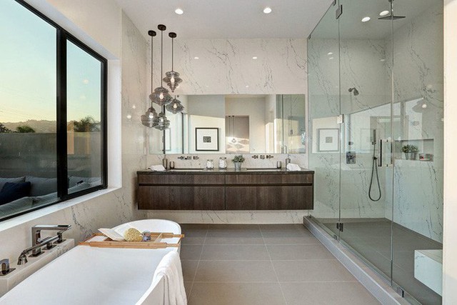 Bạn nên lựa chọn cách thiết kế thích hợp để căn phòng tắm được đón nhận nhiều ánh sáng tự nhiên từ bên ngoài.
