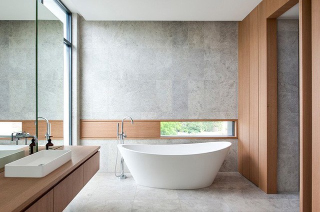 Sự xuất hiện của chất liệu gỗ tự nhiên mang đến cảm giác gần gũi, ấm cúng hơn cho căn phòng tắm.