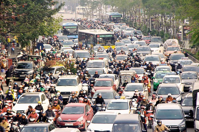 Đề xuất thu phí phương tiện cá nhân vào nội đô của TP Hà Nội đang gây nhiều tranh cãi.     Ảnh: Trần Thường