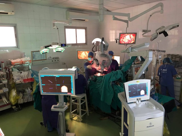 
Ca phẫu thuật sử dụng các thiết bị hiện đại gồm kính vi phẫu, hệ thống định vị thần kinh. Ảnh: Võ Thu
