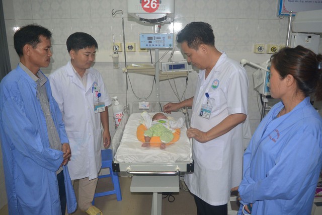
Lãnh đạo Bệnh viện đa khoa tỉnh Hòa Bình và khoa Sơ sinh bàn giao trẻ cho gia đình bé Đinh Văn Cu em (tên BN)
