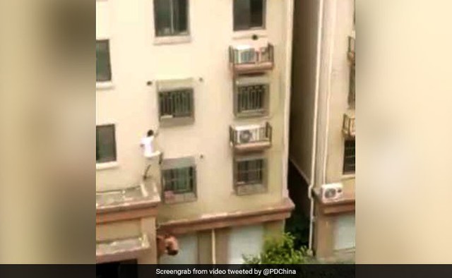 Hai người đàn ông tay không trèo 4 tầng cứu bé gái.