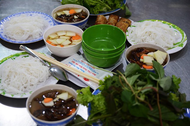 Bún chả Xuân Tứ là một địa chỉ ẩm thực Hà Nội quen thuộc của người Sài Gòn