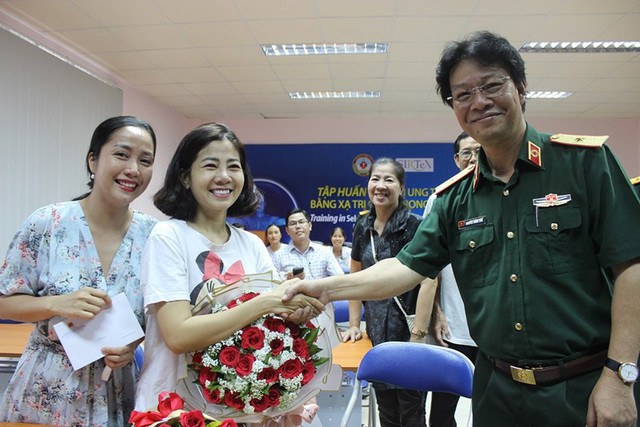 Nữ diễn viên gặp gỡ cùng lãnh đạo bệnh viện trước khi trở về nhà nghỉ ngơi, chuẩn bị cho đợt điều trị tiếp theo.