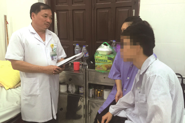 TS Nguyễn Văn Dũng trò chuyện với người thân, bệnh nhân là vị thành niên mắc rối loạn tâm thần vì áp lực học hành, điều trị tại Viện Sức khoẻ tâm thần (ảnh bệnh viện cung cấp).