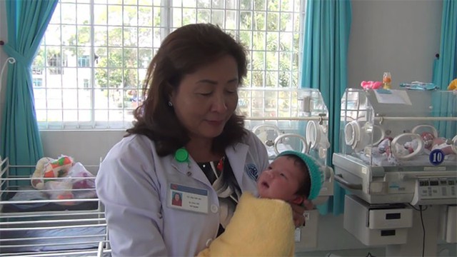 Bác sĩ Võ Thị Thu Hà đang chăm sóc cho bé gái bị mẹ bỏ rơi .